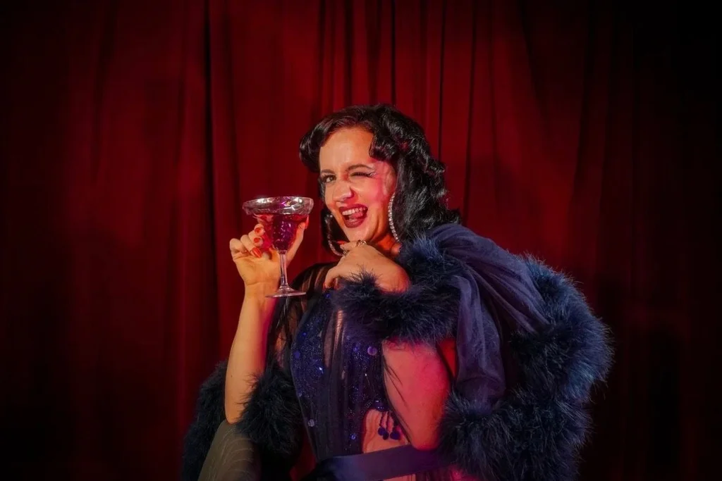 LIVE COMEDY WITH Síomha Hennessy